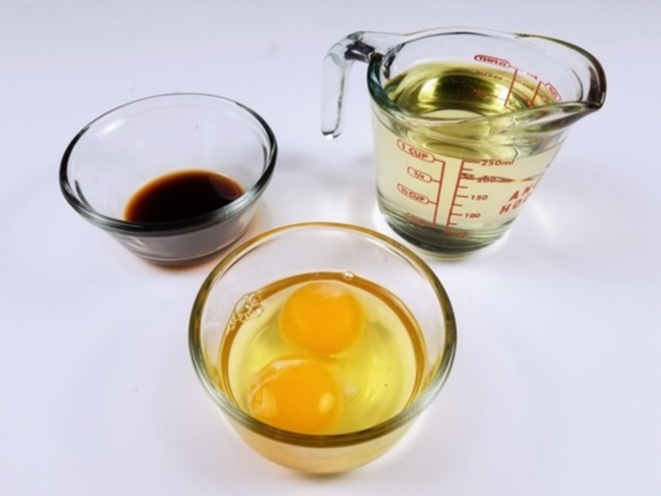 vanilla in a bowl, oil in a bowl, 2 eggs in a bowl